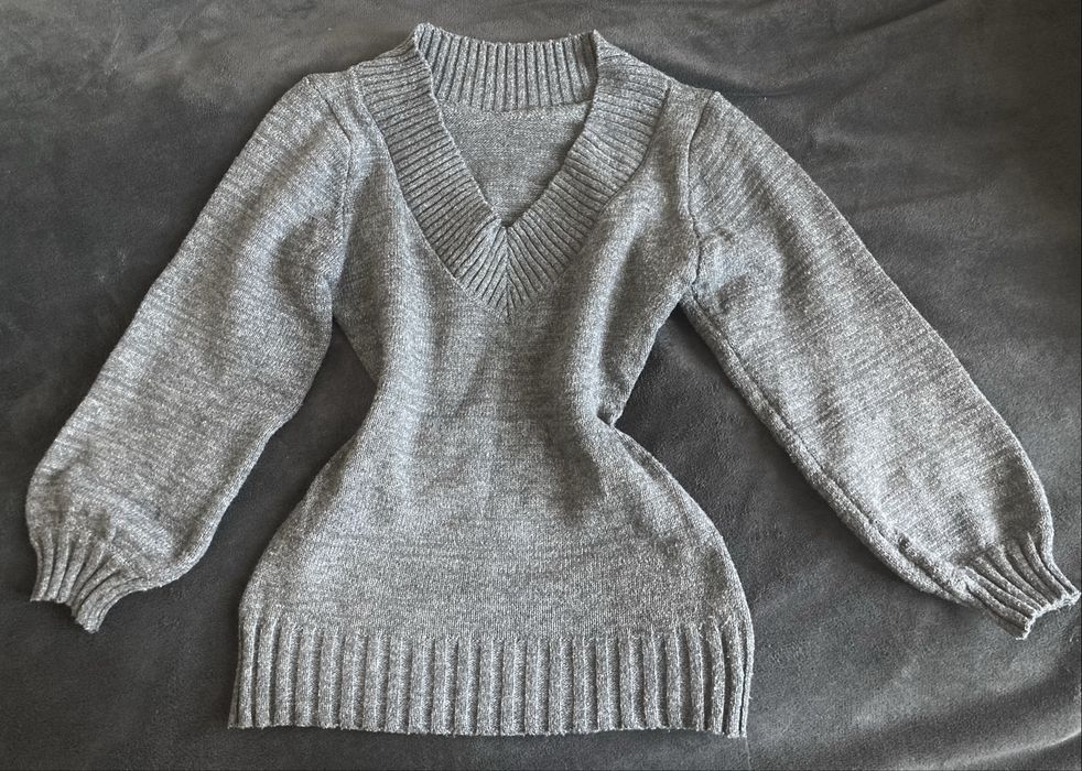 Сірий светр coquette y2k з V-подібним вирізом