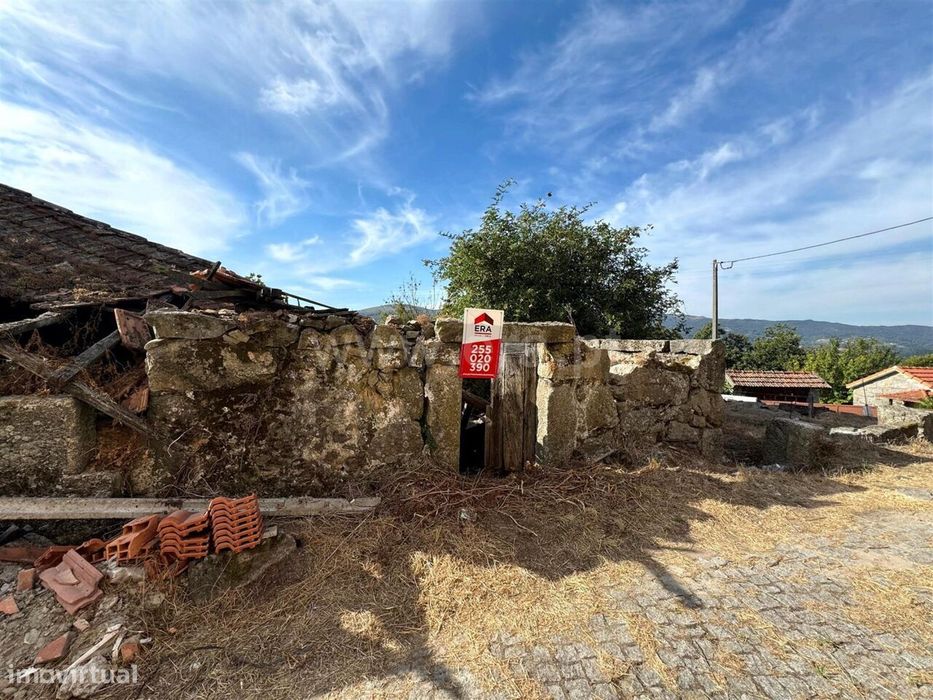 Terreno com ruina / Baião, Campelo e Ovil — Campelo E Ovil, Porto