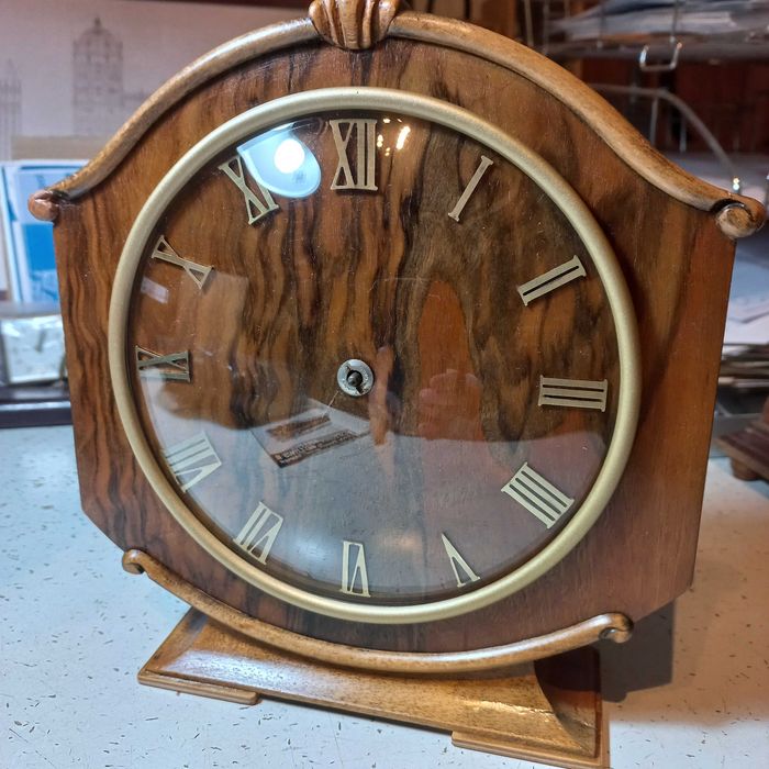 Relógio antigo em madeira