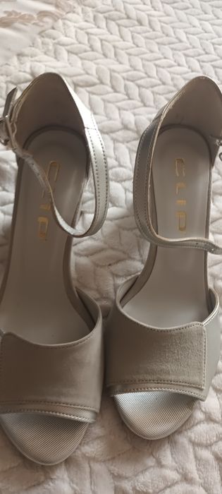 Sandalia toda em pele