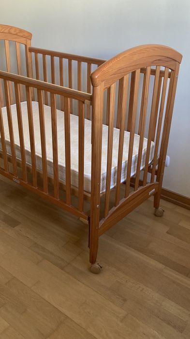 Cama de grades com colchão Como Nova