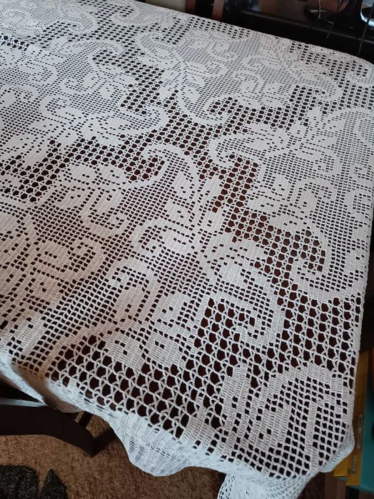 Piękny obrus na duży stół