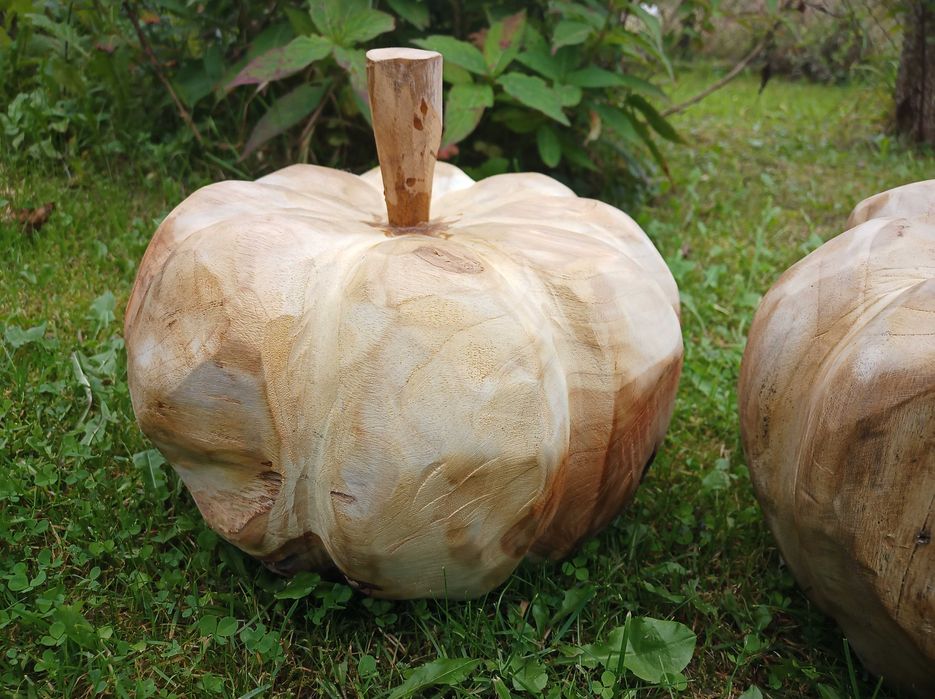 DYNIA na Halloween Elegancka Rzeźba z Drewna Tekowego 25cm śr.