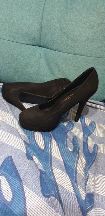 Sapato preto com salto da Jeisy Ross Collection