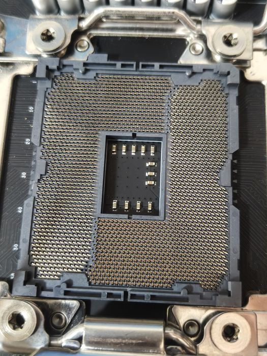Материнська плата під XEON V3/v4 Zsus X99-P4