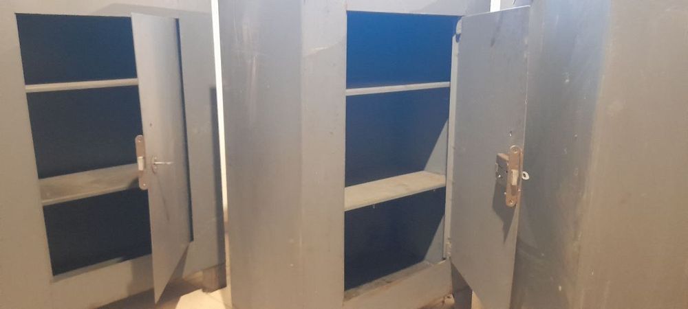 Сейфа, ящики металеві