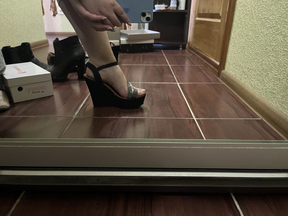 Босоніжки на танкетці