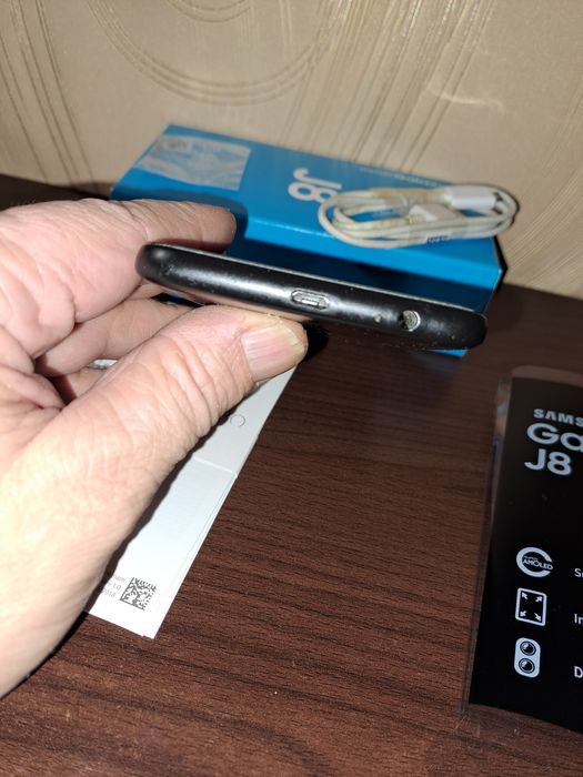 Телефон Samsung GalaxyJ8 J810F 2018 3/32GB Black
