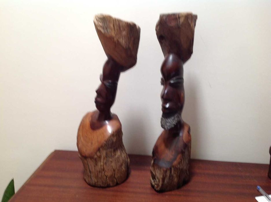 Par de estatuetas , madeira africana, com 37 cm. Pesadas
