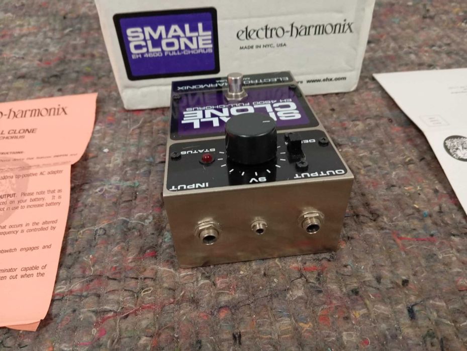 Electro-Harmonix Small Clone EH4600 Pedal efeito Chorus 90's