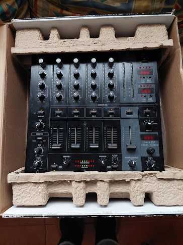 mesa de mistura Behringer Pro Mixer DJX750