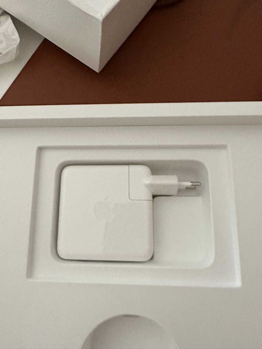 MacBook Pro 13-inch with M1 chip (16GB unified memory)64740128258817124