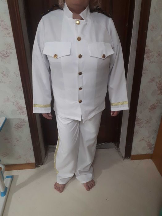 костюм с золотыми пуговицами