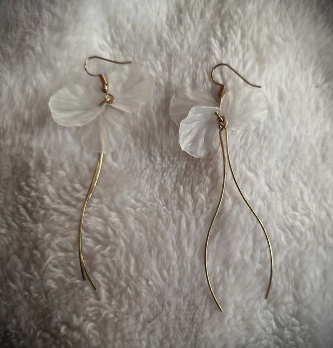 Kolczyki wiszące z białymi kwiatami, płatki kwiatów