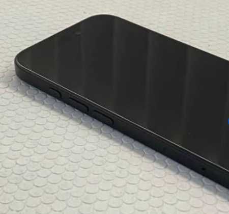 iPhone 16 de 128GB, cor preta, com apenas 12 meses