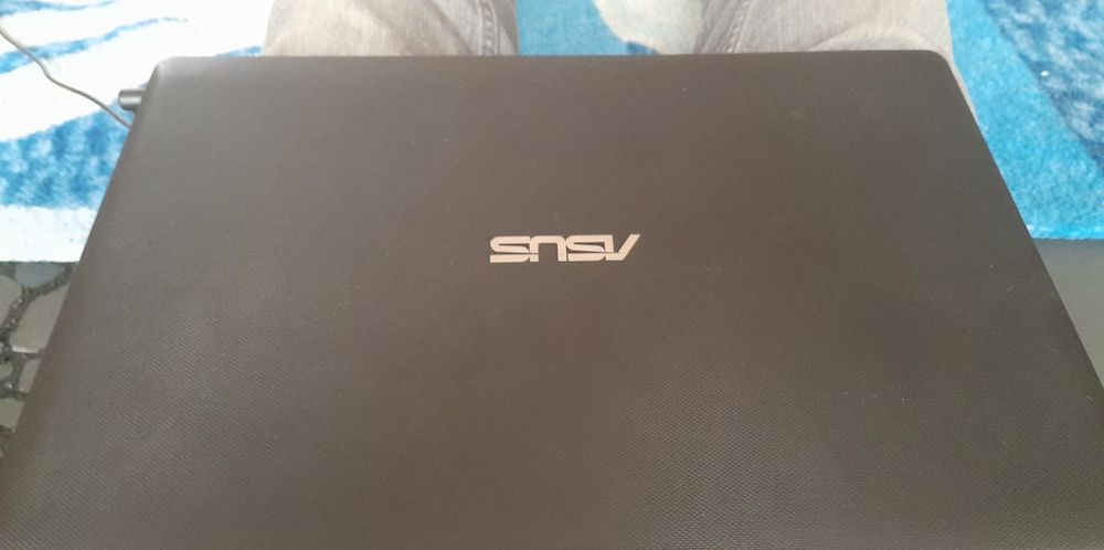 sprzedam asusa laptop