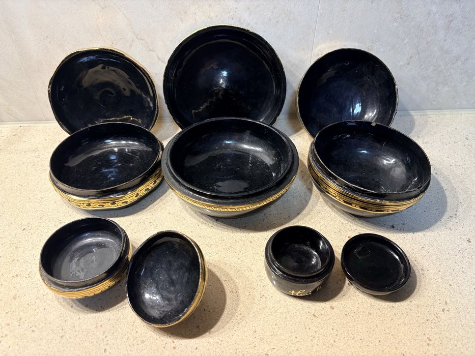 Lindas antigas caixas asiáticas em charão lacado e dourado