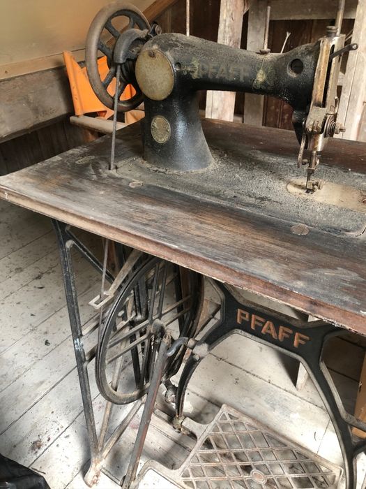 Máquina de costura PFAFF, muito antiga.