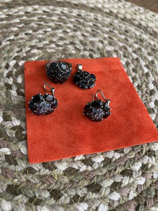 Срібло з натуральними сапфірами