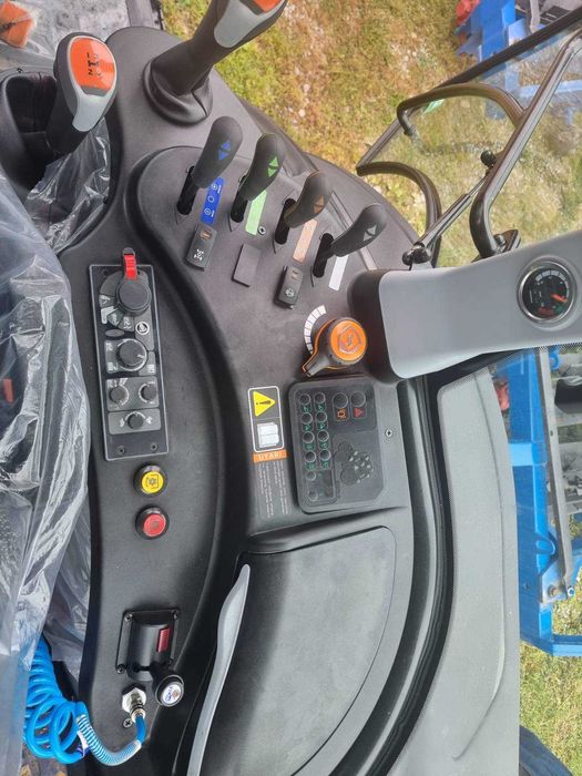 Трактор ArmaTrac 1104 LUX Пневма навес 5т 2 вани Perkins ZF 16+16 АРК
