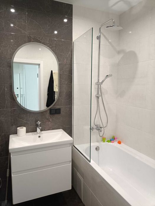 Кабіна душова, перегородка, двері або шторка з гартованого скла.