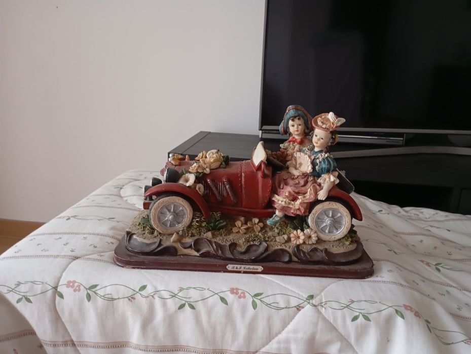 Bonecas e carrinho em porcelana