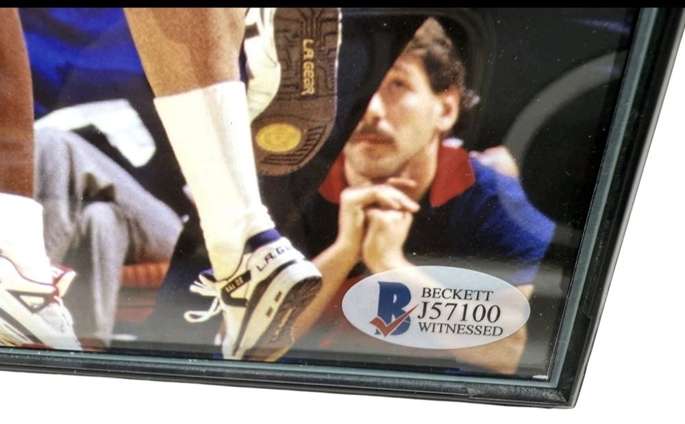 Foto NBA autografada.