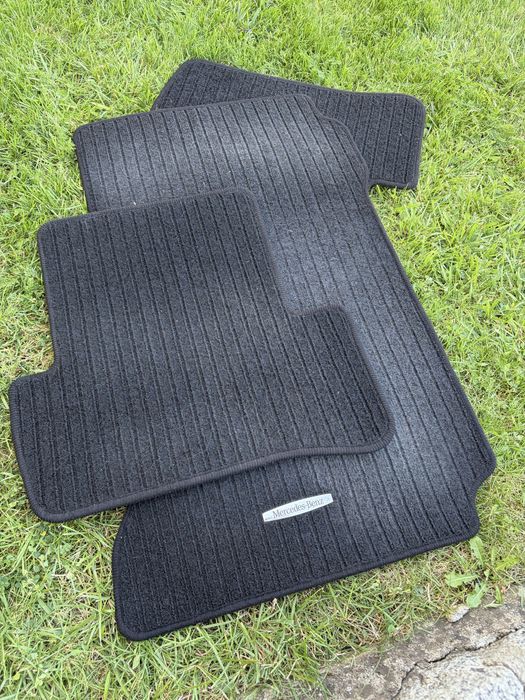 Komplet dywanikow welurowych do W204 Klasa C Mercedes