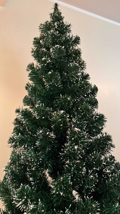 Árvore de Natal efeito de neve excelente estado