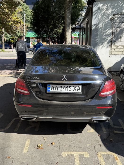 Мерседес е 220 официал
