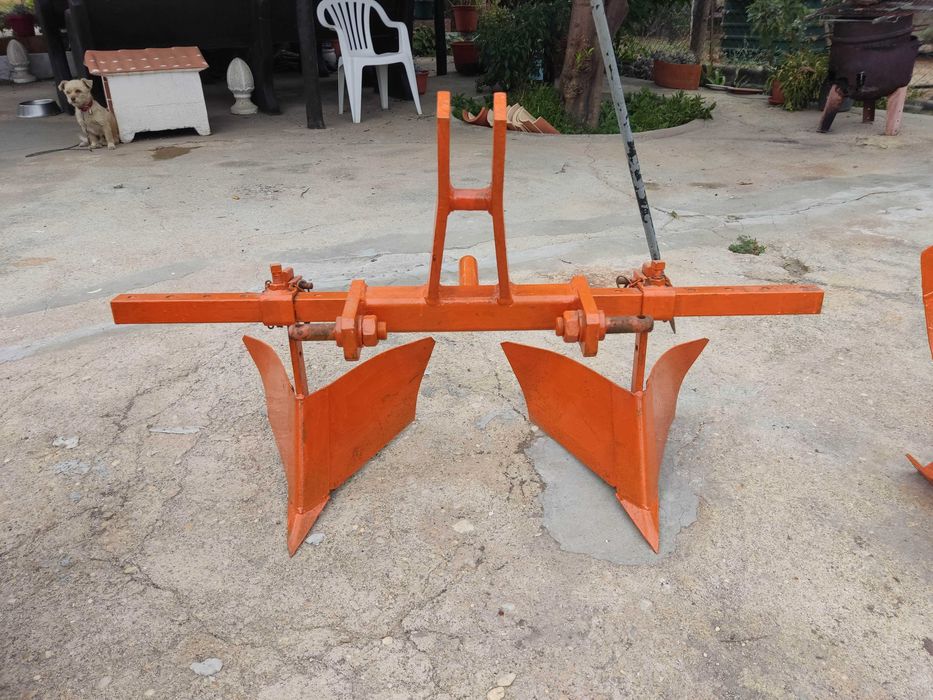 Tractor Kubota B5000 com diverso equipamento