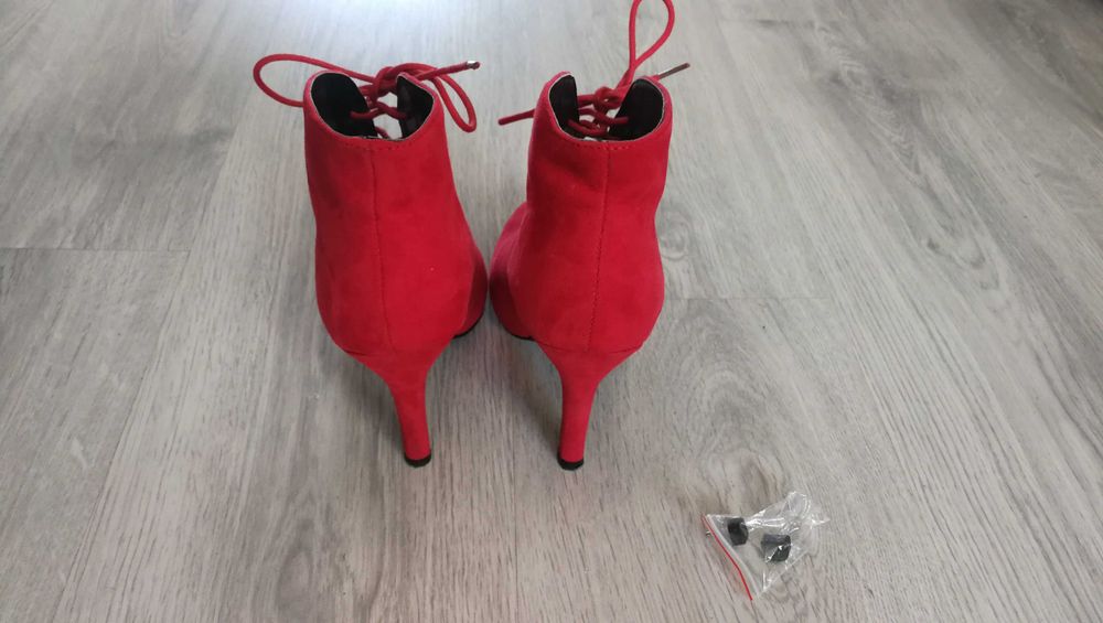 Buty damskie na obcasie.