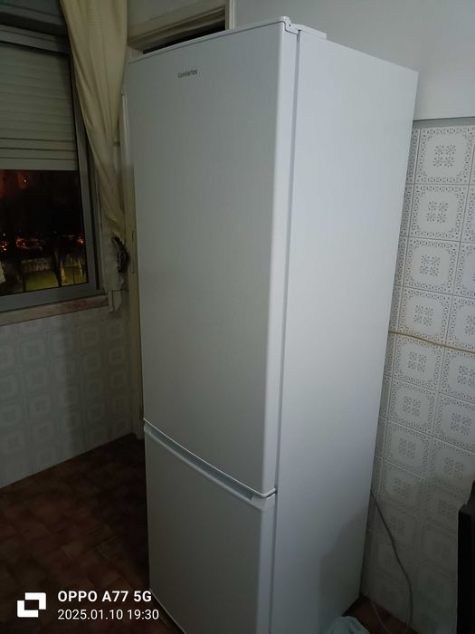 Tenho para venda de frigorífico combinado 3 gavetas como novo..