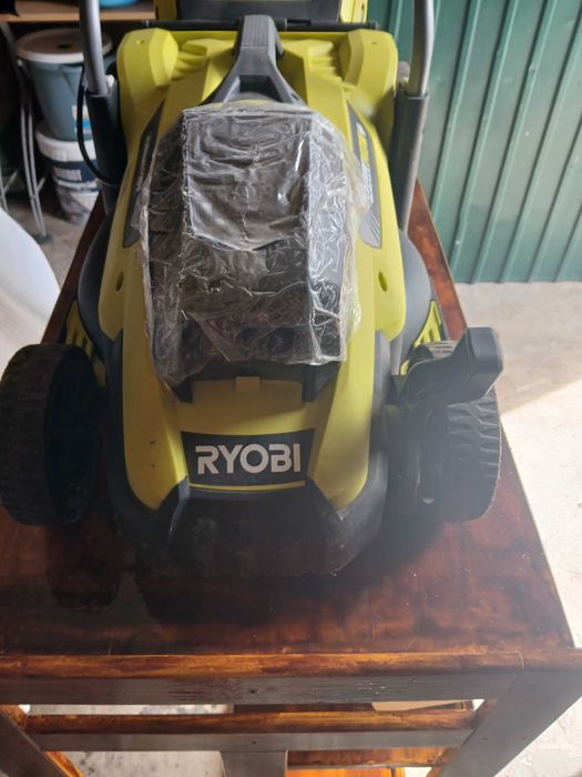 Corta relva Ryobi, sem fios, com pouco uso e duas baterias novas de 18v 4.0 ah e carregador