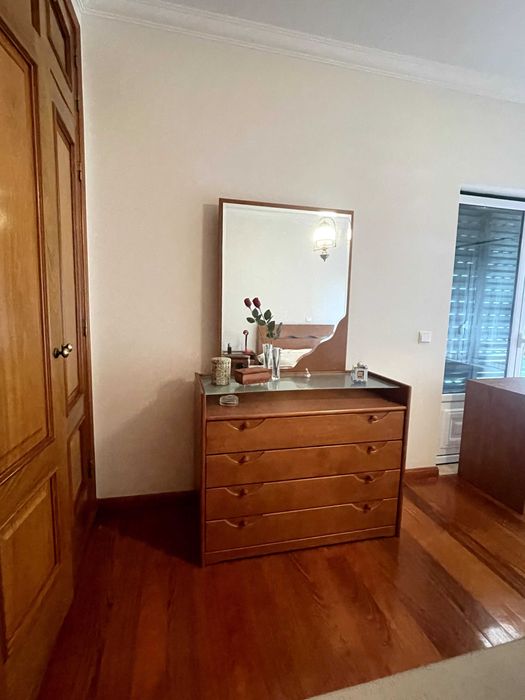 Cómoda em madeira maciça com espelho