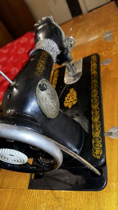 Отдам бесплатно подольскую швейную машинку с тумбой