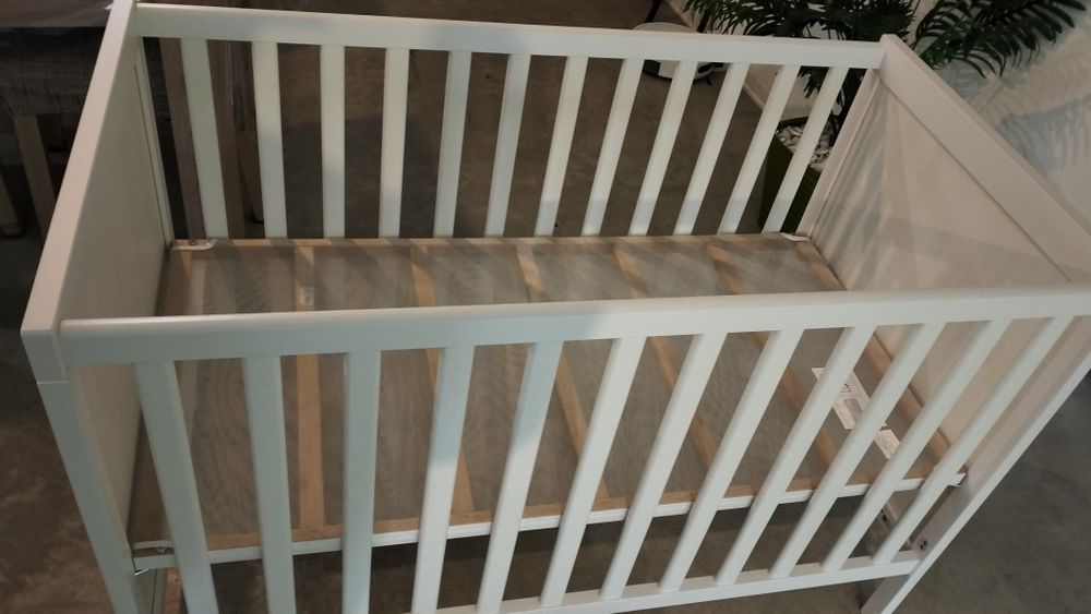 Berço de bebé novo