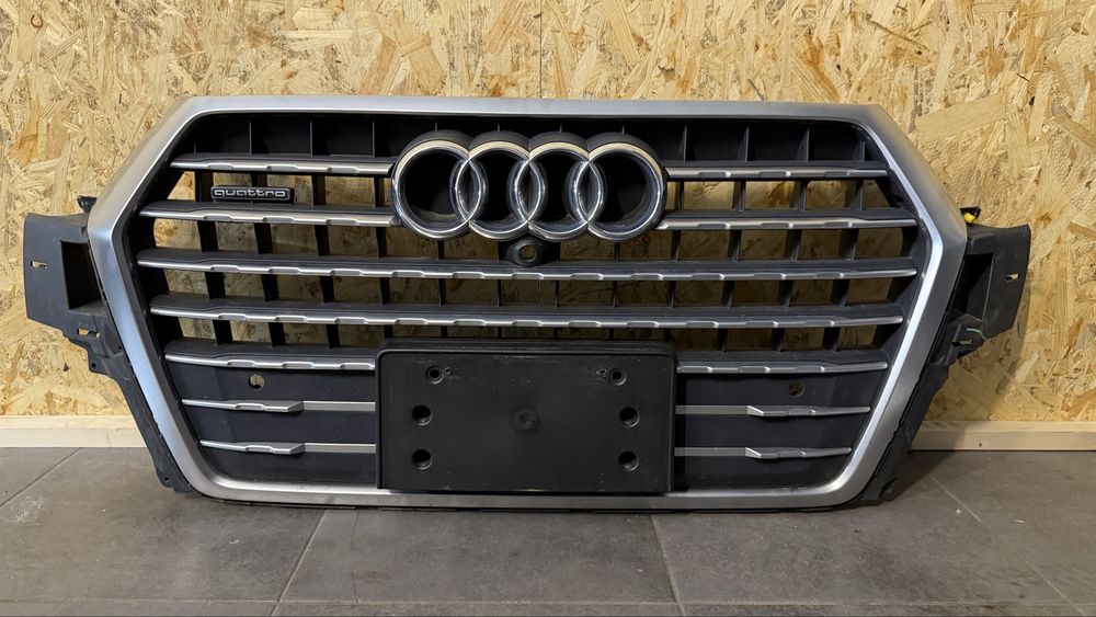 Решітка Б/У AUDI Q7 4M0 під камеру 360