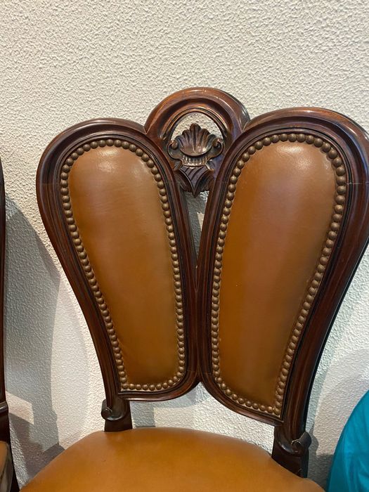 Conjunto de 4 Cadeiras Clássicas em Madeira e Pele Sintética