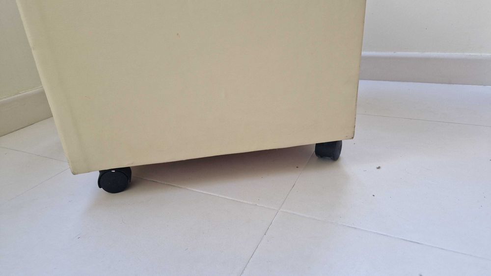 Puff com arrumação em pele beje e com rodas