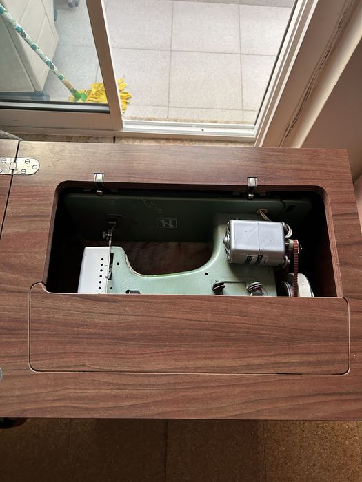 Máquina de costura Necchi com móvel