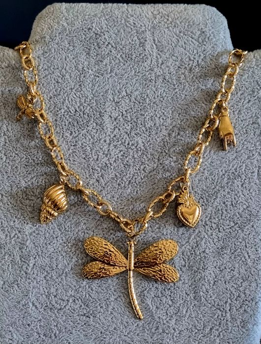Colar dourado, em aço, com libelinha e mais 4 pingentes.