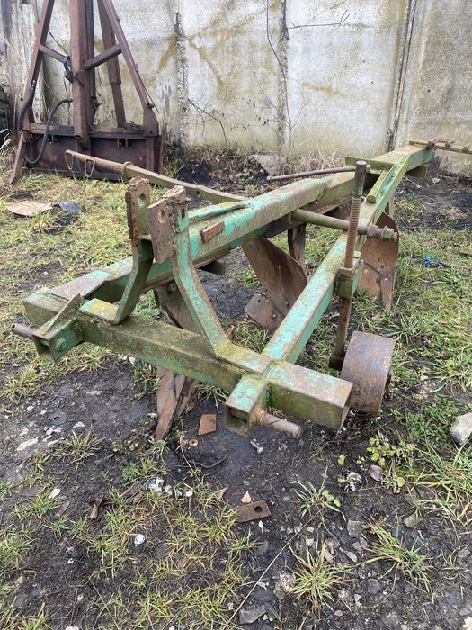 Продаю плуг трех корпусний