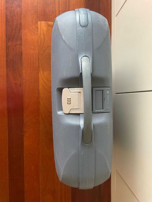 Mala Samsonite usada 38L c/ chave, código, 4 rodas.