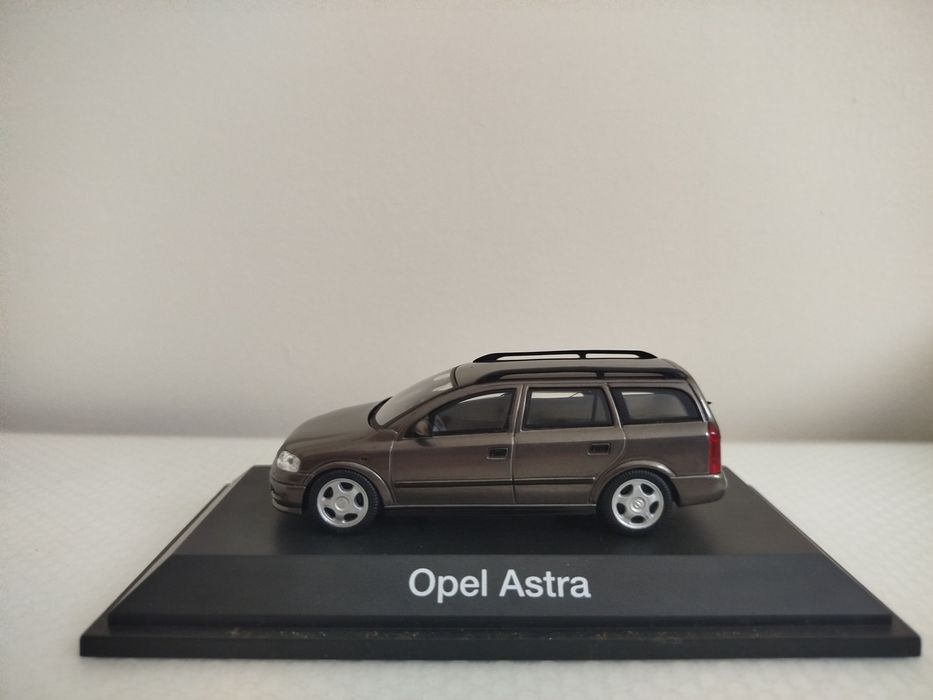 Miniatura Opel Astra Caravan 1/43 Nova