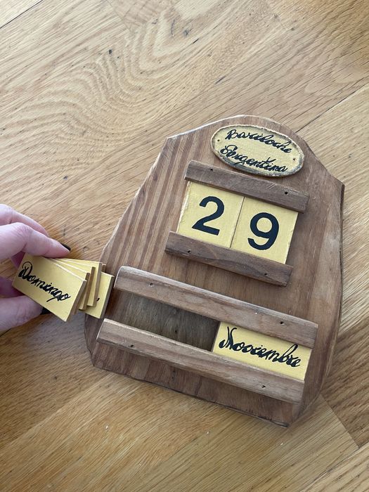 Calendário argentino em madeira