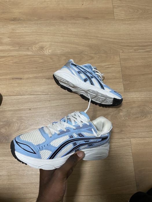Tenis asics muito novo