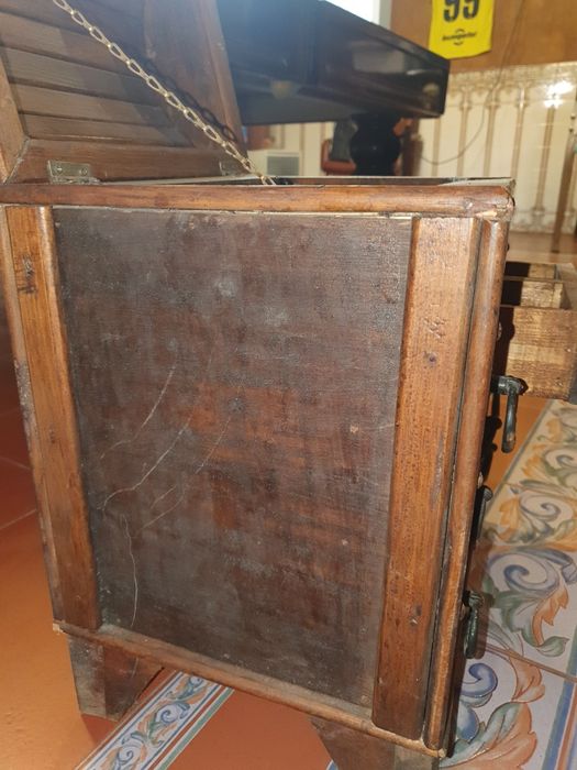 Baú e joalheiro de madeira