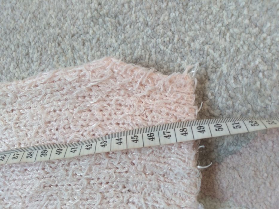 Jasno różowy włochaty miękki sweter z serduszkiem r. 122-128