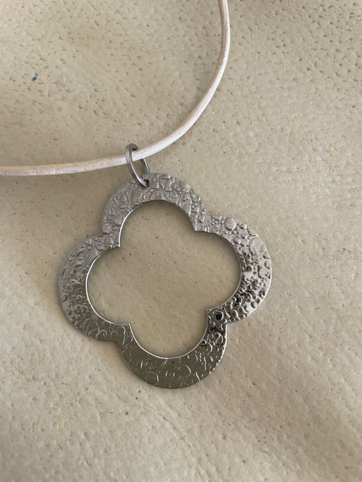 Colares e pulseiras Stone em couro e aço inoxidável